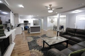 TV connectée, cheminée, espaces bureaux