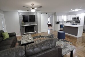 Smart TV, fireplace, offices - Beautiful 4 beds & 3 baths downtown Allen (Allen)
