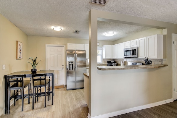 Frigorifero, microonde, forno, piano cottura