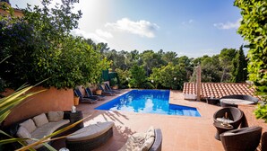 A pool area with lounge chairs and a small pool. - Casa Coene, a charming, fully equipped Spanish house (Pals)