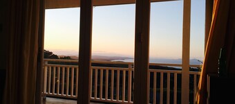 Superb sea & country views, private retreat