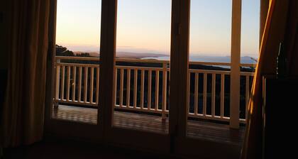 Superb sea & country views, private retreat