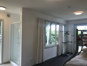 2 bedrooms, bed sheets - Superb sea & country views, private retreat (Leigh)