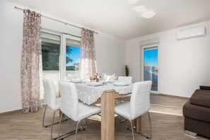 Dining - Pool apartment Bakija 2 (Pakoštane)