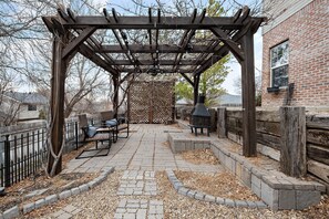 Outdoor dining - The West Nest 2 -Families, 2 Kings, Game Room (Canyon)