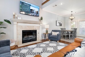 Living area - The West Nest 2 -Families, 2 Kings, Game Room (Canyon)