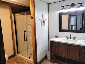 Dusche, Haartrockner, Handtücher, Seife