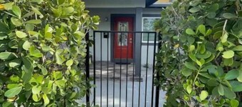 Mins to downtown/airport, backyard & free parking