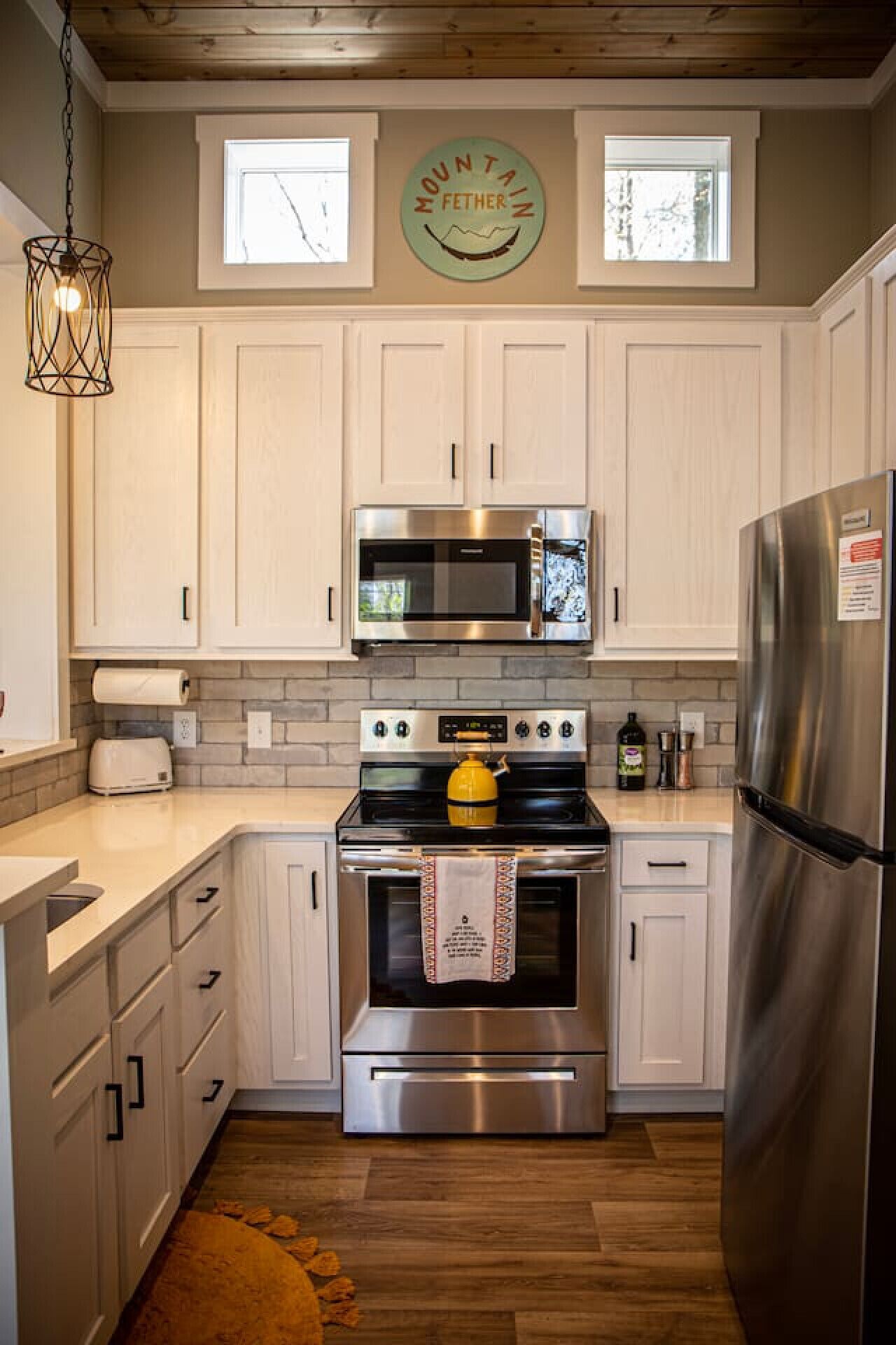 Kylskåp, mikrovågsugn, ugn och spishäll