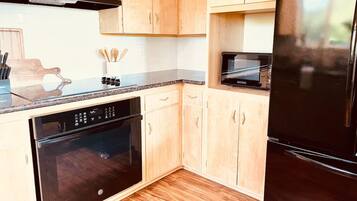 Jääkaappi, mikroaaltouuni, uuni, liesi