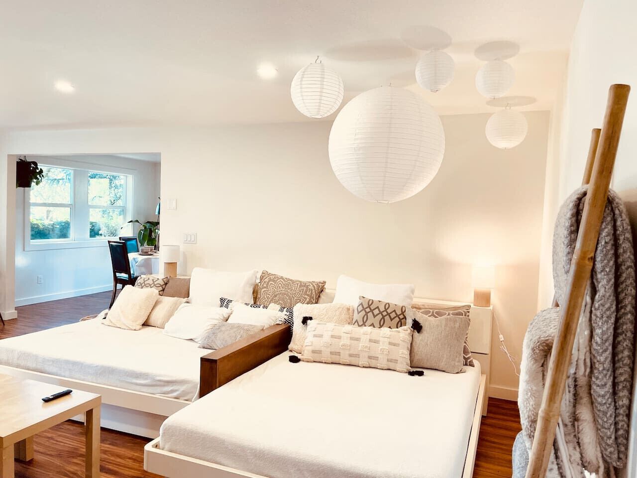 2 Schlafzimmer, Schreibtisch, Bügeleisen/Bügelbrett, Reisekinderbett