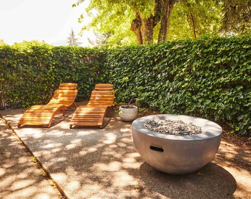 Zen Garden Retreat, 2queen + 2full sized beds, near UO, fast Wi-Fi, sunset views