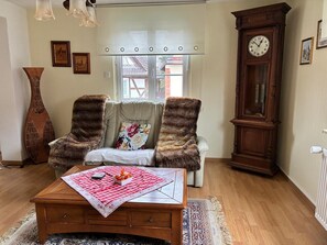 Smart-tv, bøger, stereoanlæg