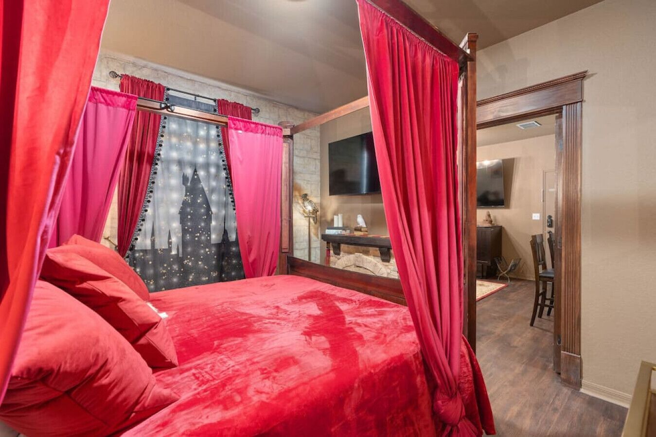 1 habitación, tabla de planchar con plancha y cuna de viaje 