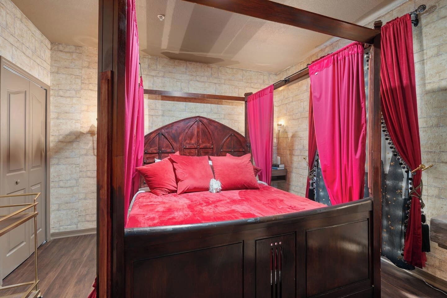 1 chambre, fer et planche à repasser, lit de bébé portatif