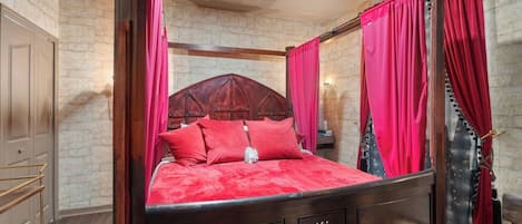 1 chambre, fer et planche à repasser, lit de bébé portatif