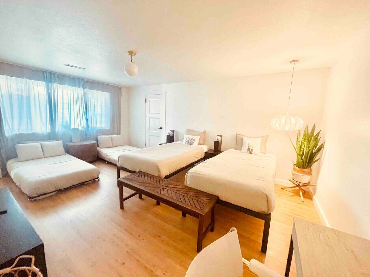 3 habitaciones, escritorio y tabla de planchar con plancha 