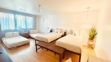 3 habitaciones, escritorio y tabla de planchar con plancha