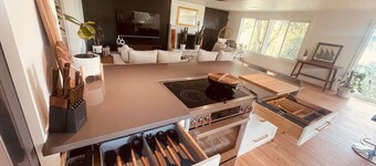 Zen Haus Suite A · Serene Retreat, KING BEDS, near UO, w/views