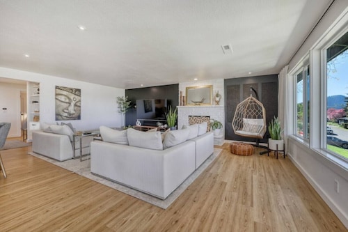 Zen Haus Suite A · Serene Retreat, KING BEDS, near UO, w/views