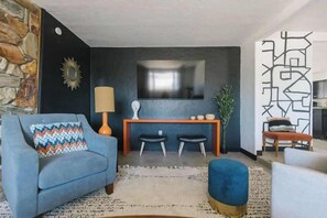 Smart TV, chimenea y oficina 