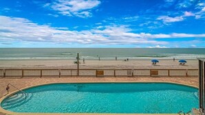 Ein Pool mit Blick auf Strand und Meer.