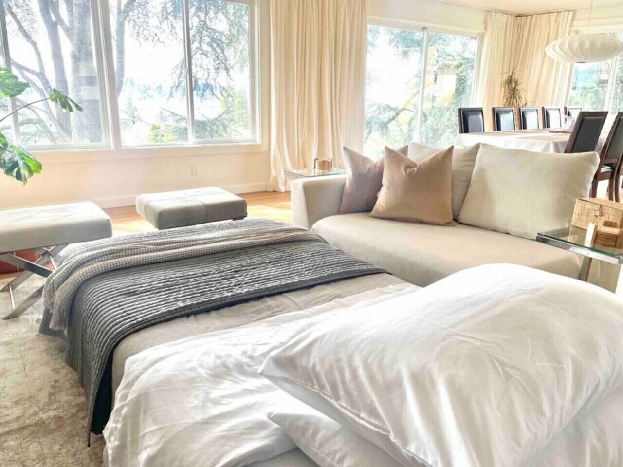 5 bedrooms, desk, iron/ironing board, travel crib