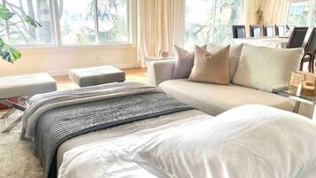 5 Schlafzimmer, Schreibtisch, Bügeleisen/Bügelbrett, Reisekinderbett