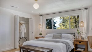 5 soverom, skrivebord, strykejern/-brett og reiseseng for barn