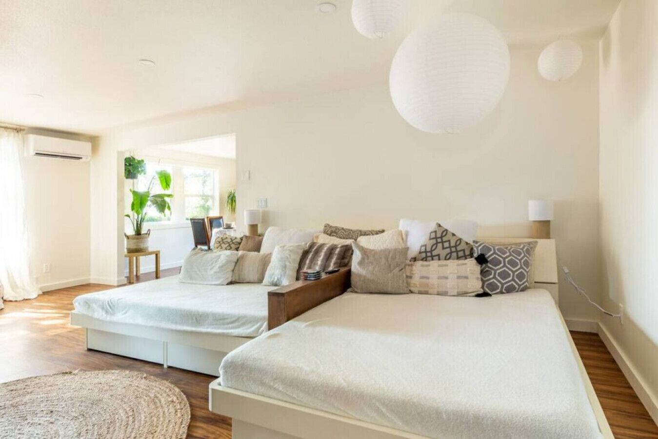 5 habitaciones, escritorio y tabla de planchar con plancha 