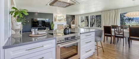 Cafetera y tetera, refrigerador, microondas y horno