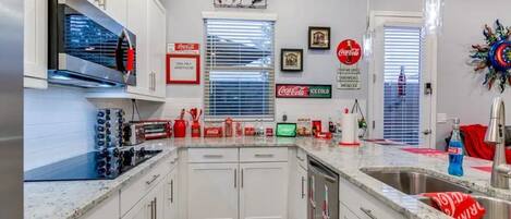 Frigorifero, microonde, forno, piano cottura