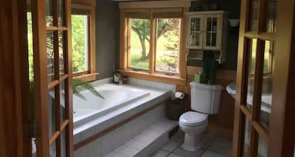 The Cottage @ Chestnut Hill Guest House & Farm