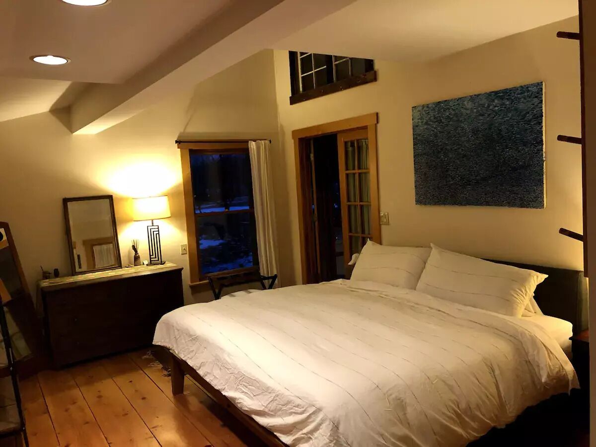 2 間睡房、書桌、熨斗/熨衫板、可攜式嬰兒床