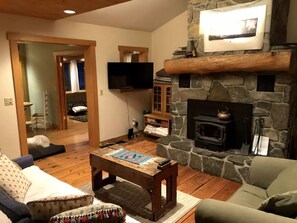 TV connectée, cheminée, écrans d'ordinateur