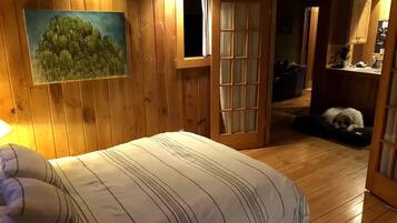 2 bedrooms, desk, iron/ironing board, travel cot