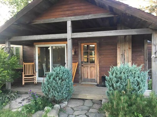 The Cottage @ Chestnut Hill Guest House & Farm