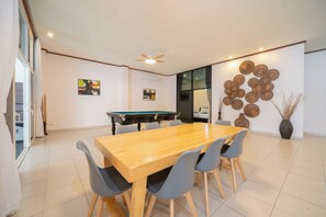 Villa Ville, 4 chambres, piscine privée | Repas dans la chambre