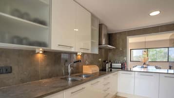 Een koelkast, een microgolfoven, een oven, een kookplaat