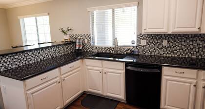 2 Car Garage Tesla Charger KING BEDS 2 Master Suites Hot Tub Pool