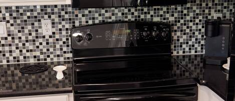 ثلاجة، ميكروويف، فرن، موقد طهي مسطح