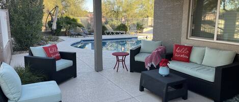 Una piscina al aire libre