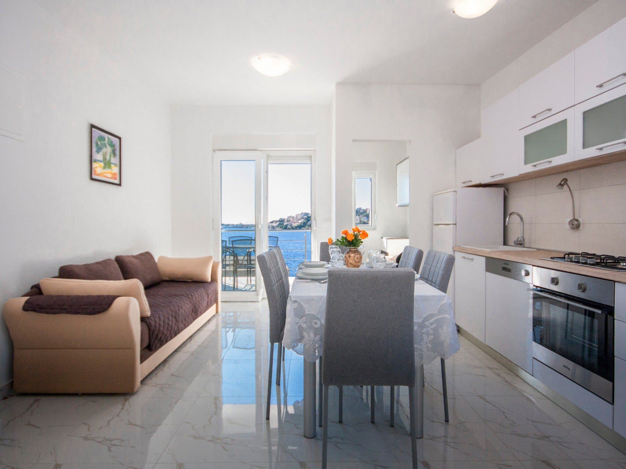 شقة (Two Bedroom Apartment with Balcony) | غرفة المعيشة | تلفزيون