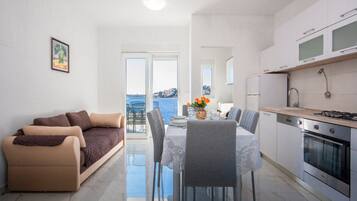 شقة (Two Bedroom Apartment with Balcony) | غرفة المعيشة | تلفزيون