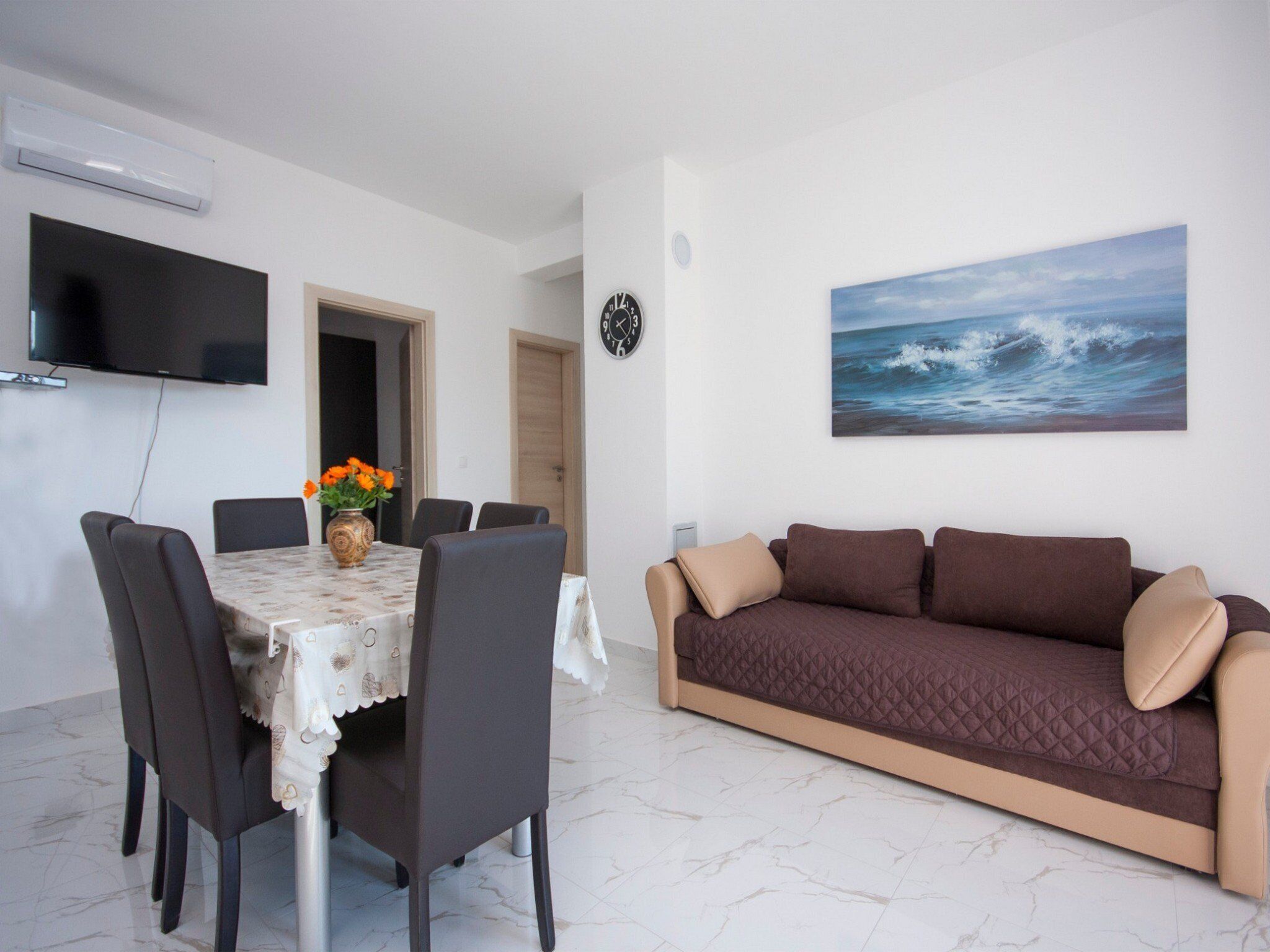 Căn hộ (Two Bedroom Apartment with Terrace) | Phòng khách | TV 