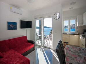 公寓 (One Bedroom Apartment with Balcony) | 客厅 | 电视