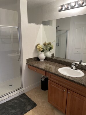 Shower, hair dryer, towels - Beautiful Naples Retreat! (Naples)