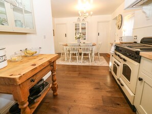 Fridge, electric kettle, toaster, cookware/dishes/utensils - Brook Cottage (Beaumaris)