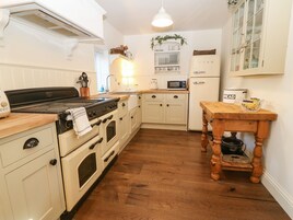 Refrigerador, tetera/pava eléctrica, tostadora, utensilios de cocina