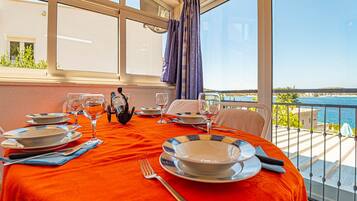 House (Three Bedroom Holiday Home with Swimm) | Dining room